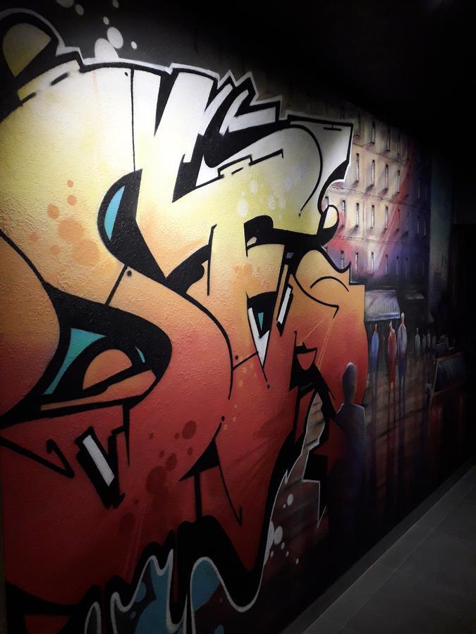 Full House Capsule Hostel Rivne Exterior photo A piece by A1