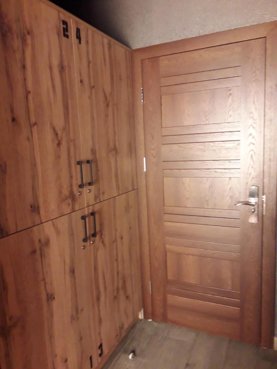 Full House Capsule Hostel Rivne Exterior photo A door with a deadbolt lock
