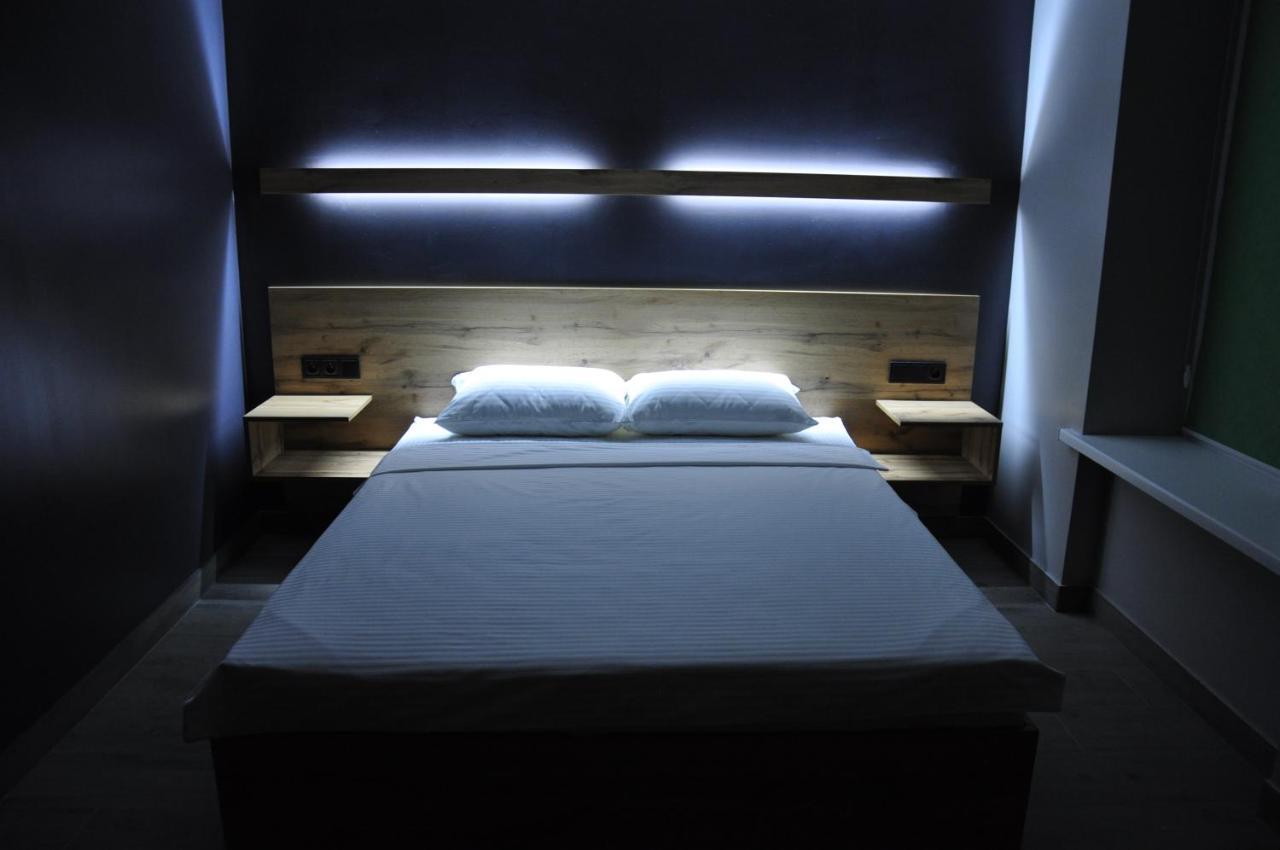 Full House Capsule Hostel Rivne Exterior photo A bedroom