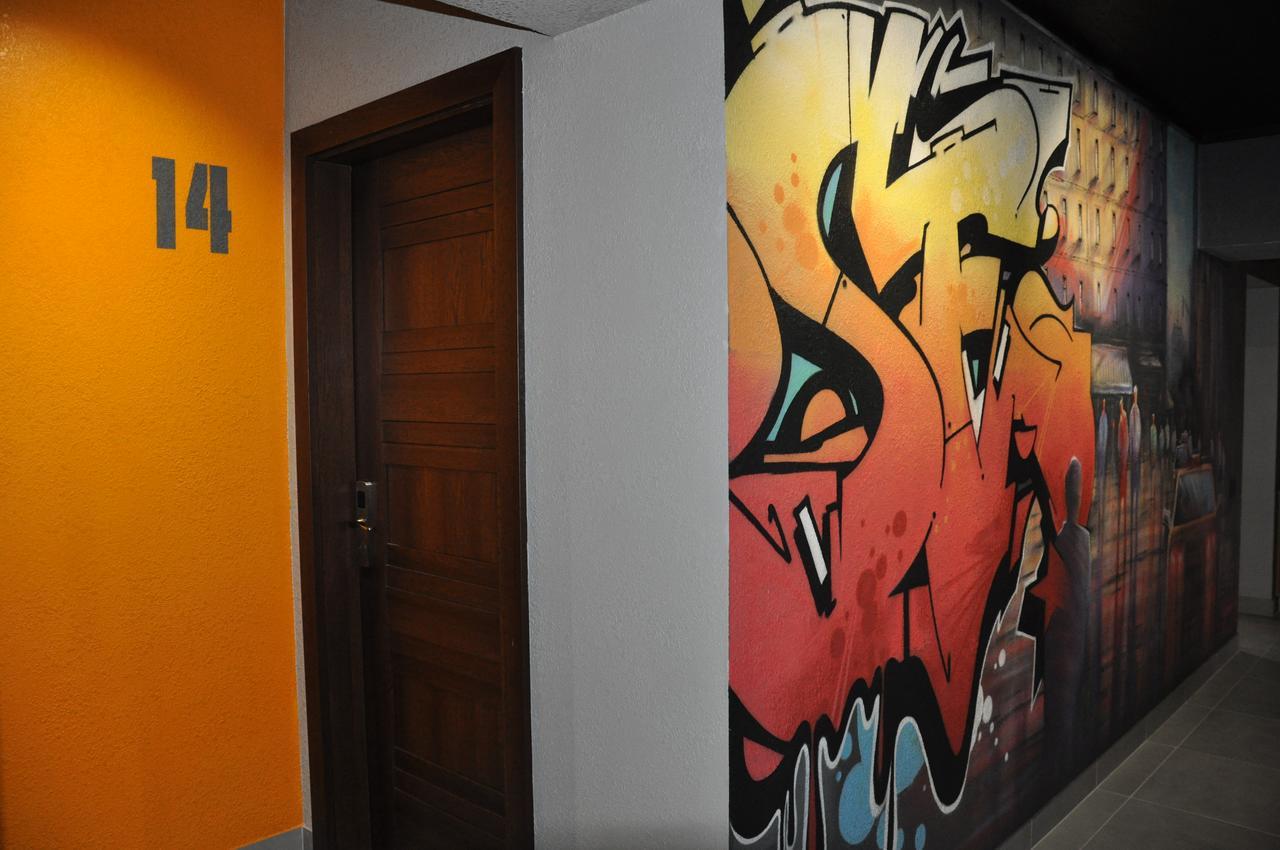 Full House Capsule Hostel Rivne Exterior photo A graffiti-covered wall in a hotel in Warsaw, Poland