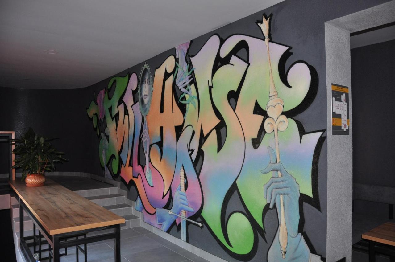 Full House Capsule Hostel Rivne Exterior photo A piece by Aroe