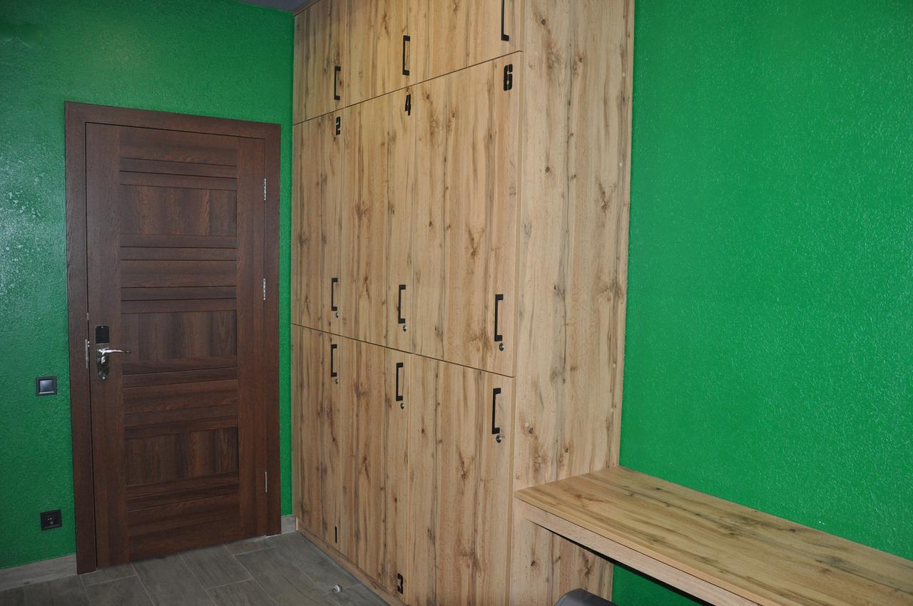 Full House Capsule Hostel Rivne Exterior photo A locker room