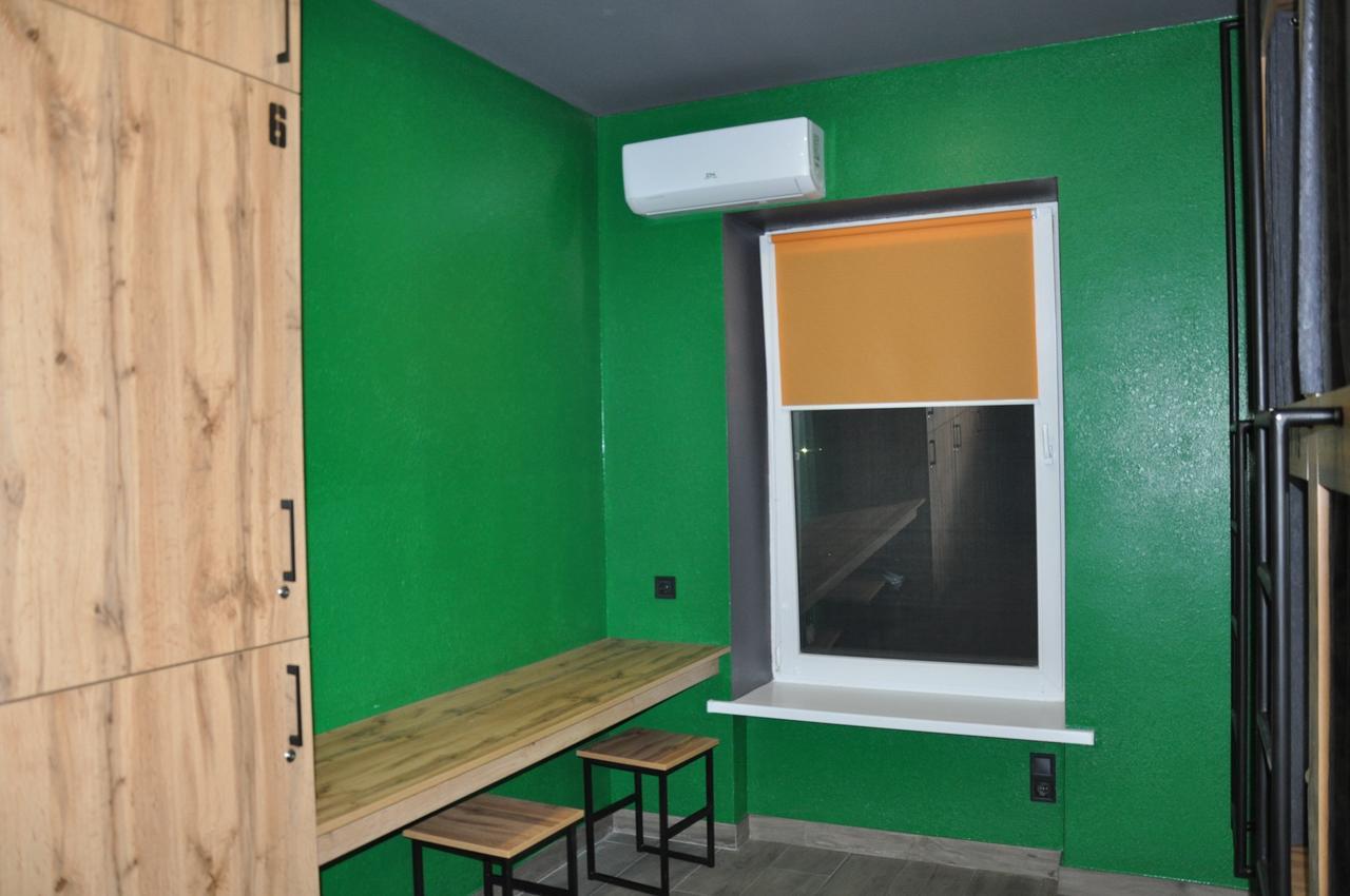 Full House Capsule Hostel Rivne Exterior photo A window with a window screen