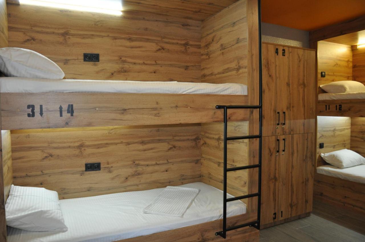 Full House Capsule Hostel Rivne Exterior photo A typical bunk bed