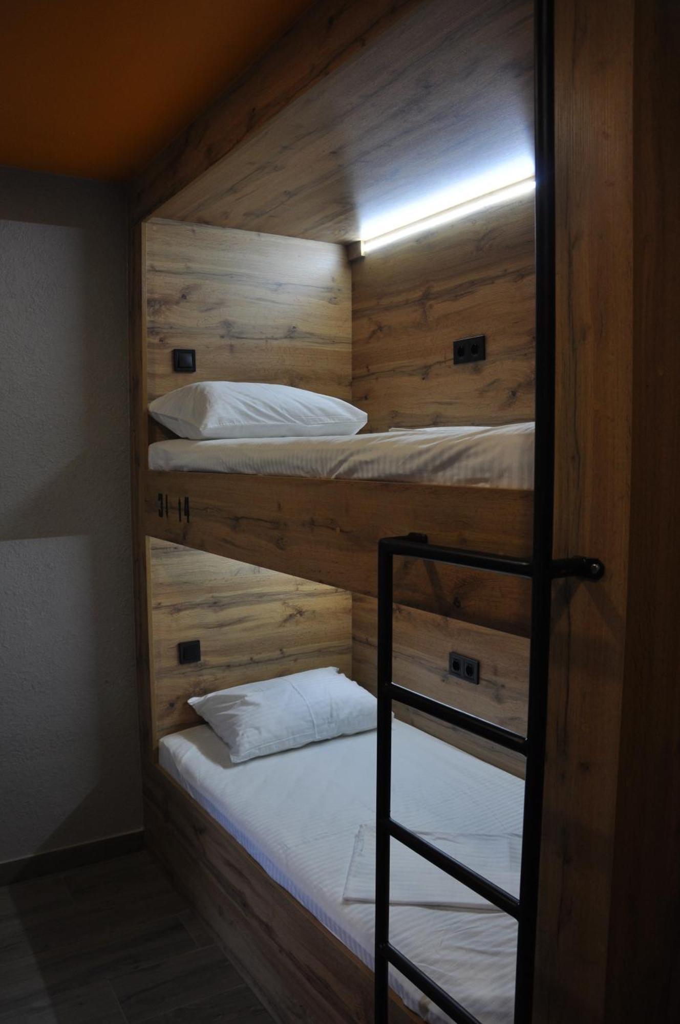Full House Capsule Hostel Rivne Exterior photo Hostel beds